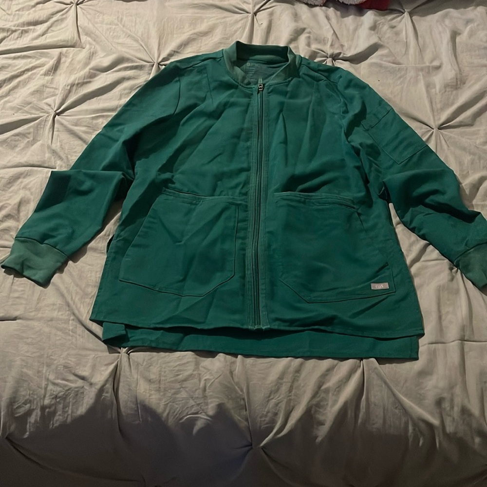 Hunter green Bellery scrub jacket in small